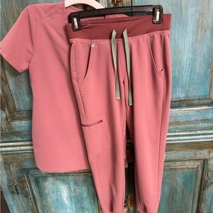 Women’s Figs scrubs XXS top and bottom in Mauve